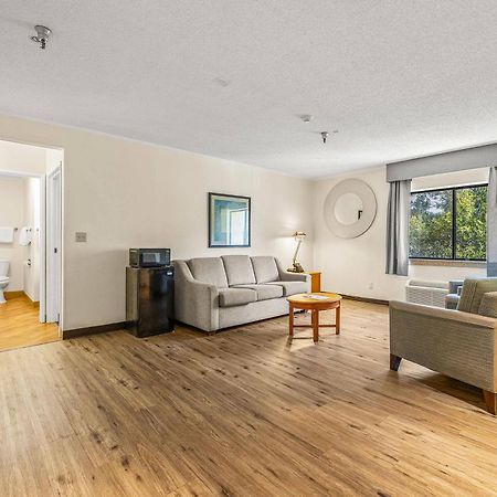 Отель La Quinta By Wyndham Tampa Brandon West Heartland Экстерьер фото