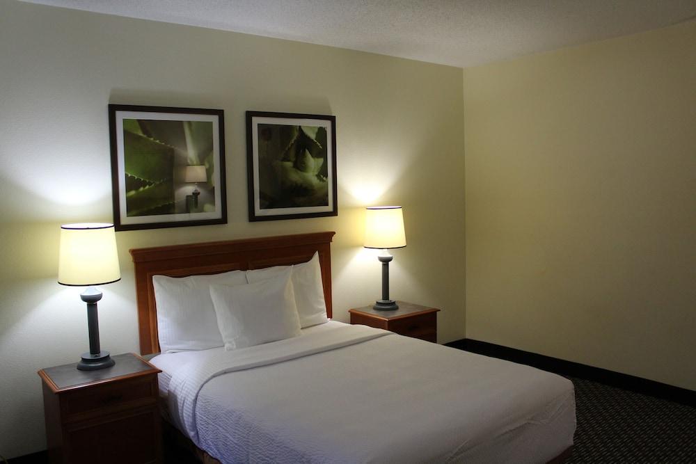 Отель La Quinta By Wyndham Tampa Brandon West Heartland Экстерьер фото