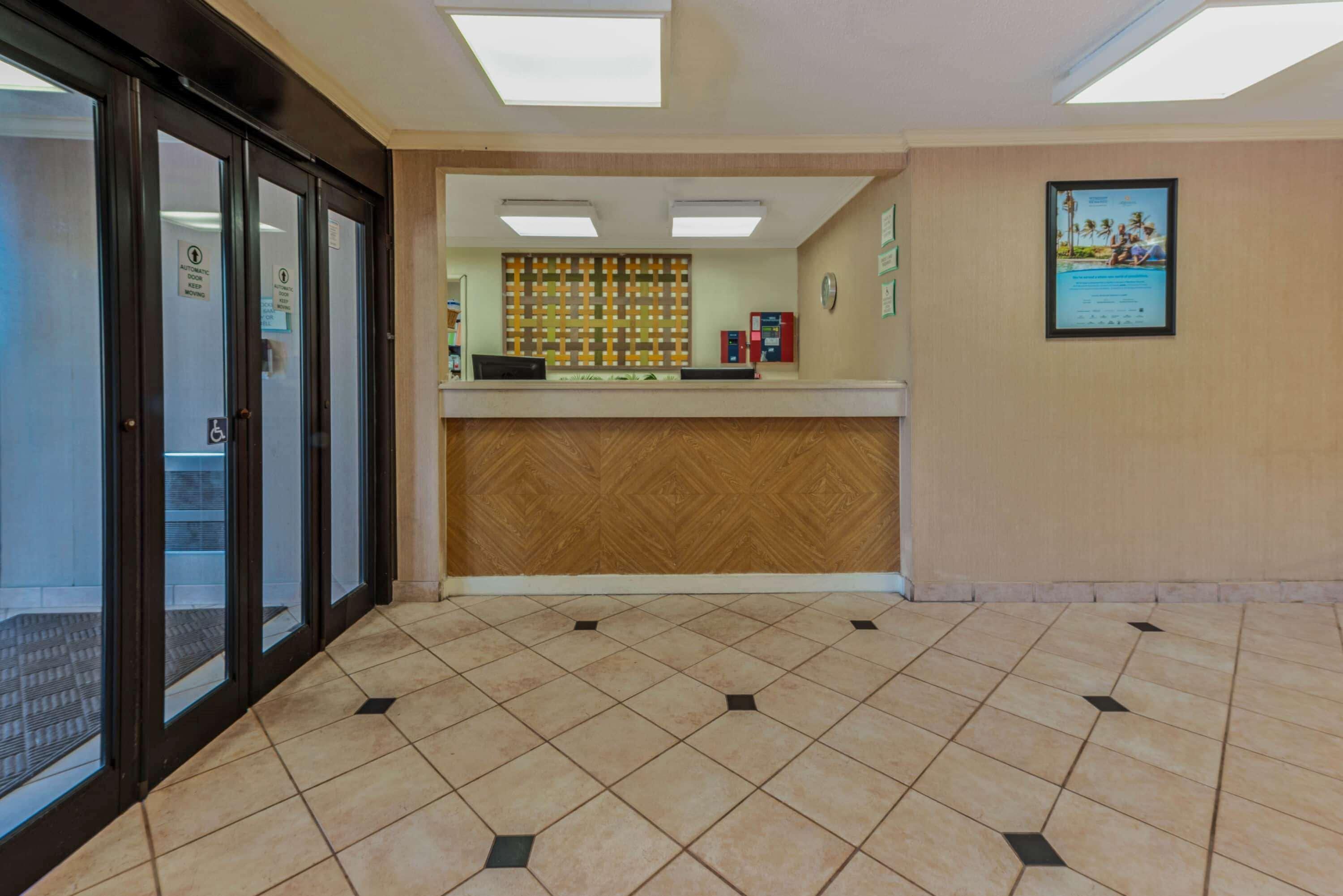 Отель La Quinta By Wyndham Tampa Brandon West Heartland Экстерьер фото